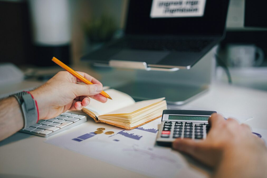 Image d'une personne qui calcule
