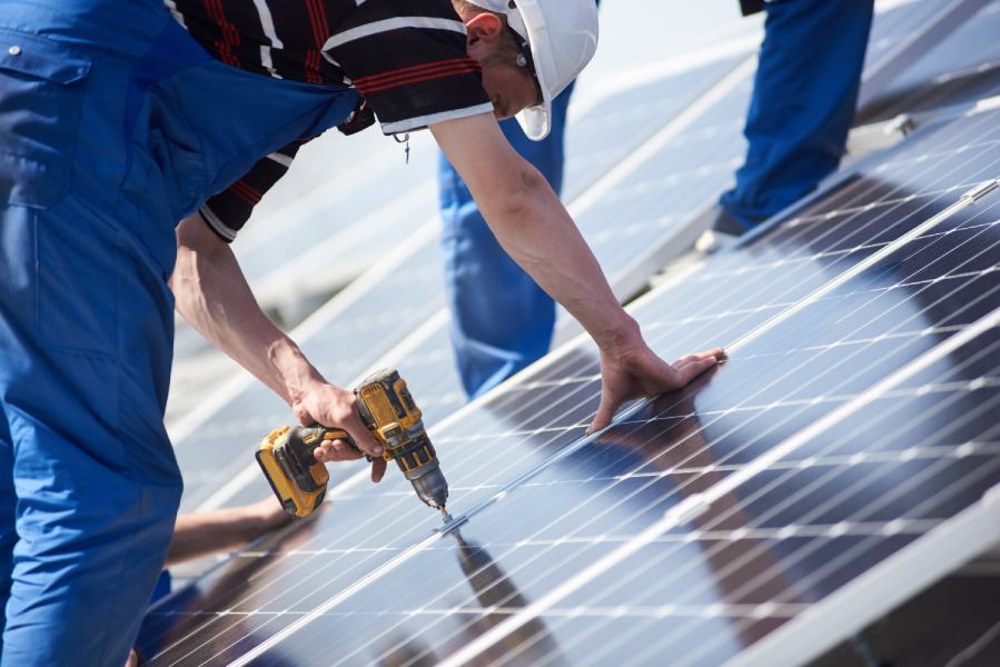 2 Installateurs de PV sur un toit